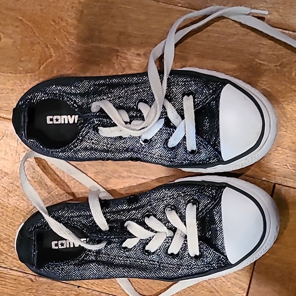 Girls Converse - Picture 1 of 5
